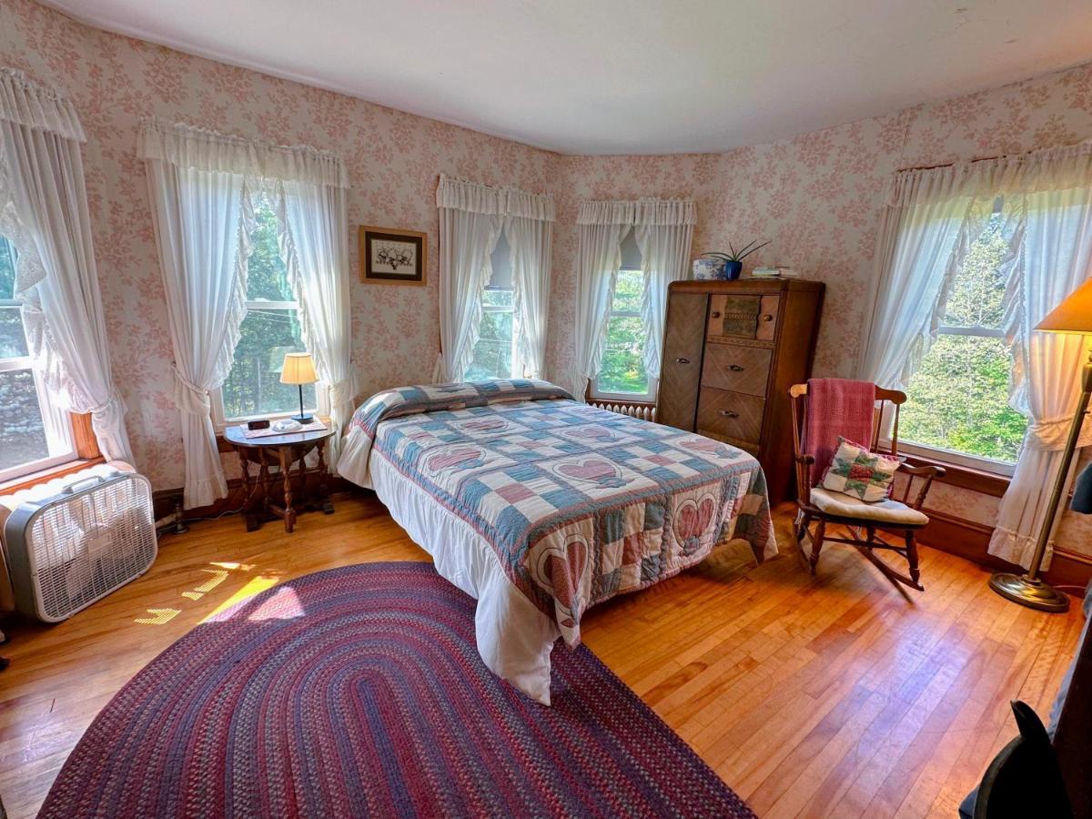Private 2 Bedrooms And 1 Bathroom In Grand Victorian Home In The Heart Of The Whiite Mountains! Great Host Whitefield 外观 照片