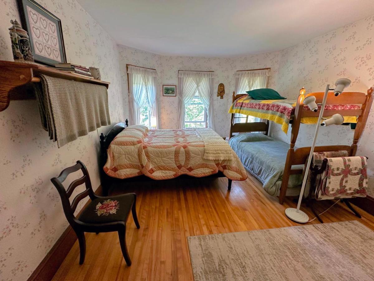Private 2 Bedrooms And 1 Bathroom In Grand Victorian Home In The Heart Of The Whiite Mountains! Great Host Whitefield 外观 照片